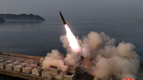 Põhja-Korea katsetas kobarmoonaga ballistilisi rakette