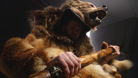 VIDEO ⟩ Karukostüümi afäär: mehed lavastasid luksusautode «ründe» ja kasseerisid hiigelkindlustuse