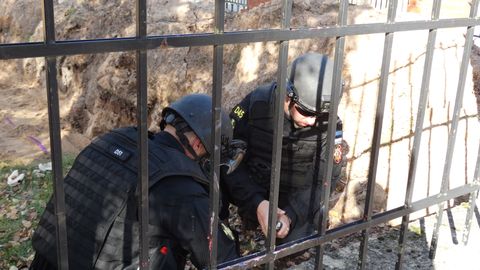 Päästjad käisid kustutamas maja, kulu, prügi ning hauaplatsi. Leiti ka mürske, padruneid ja pomm