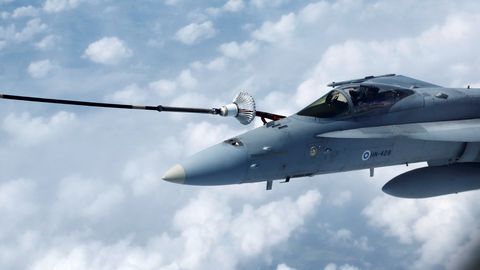 FOTO ⟩ Soome õhuväe kadetid joonistasid taevasse fallosekujulisi lennumustreid