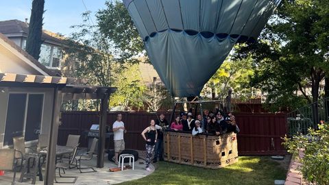 VIDEO ⟩ Hädamaandumine koduhoovi: Californias potsatas maja taha kuumõhupall 13 inimesega