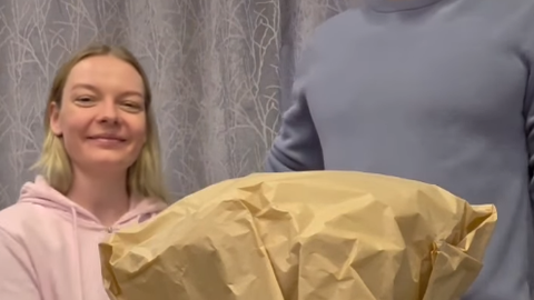 VIDEO ⟩ Peagi lapsevanemateks saav Eesti-Jaapani sisuloojate paar avaldas beebi soo meeleoluka klipiga