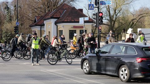 REPORTAAŽ ⟩ Ühissõit abipolitseinikega. Jah, nii saab rattaga päris hästi linna ühest otsast teise