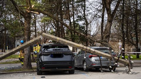 VIDEOD JA GALERII ⟩ Betoonpostid murdusid nagu tikud: kaks autot jäid Pärnu südalinnas rusude alla