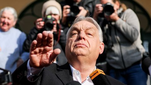 Ungari eliit paanitseb: oligarhid püüavad pärast Orbáni kaotust raha riigist välja viia