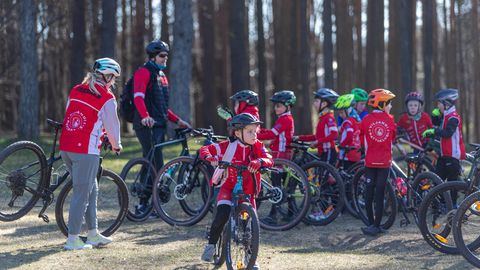 VIDEO ⟩ Viljandi rattaklubi kõige pisematega trennis: punased mudilased ees, mina järel. Ja kiiver kuklasse ei käi