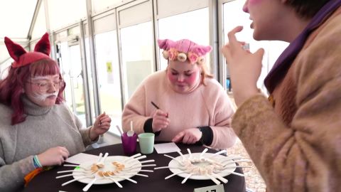 VIDEO ⟩ Kaks siga ja rebane näitavad ette, kuidas parimat suvetoodet valida