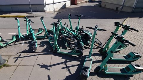 KORRALAGEDUS KESTAB ⟩ Bolti rattad ja tõuksid vedelesid Tartu südames hunnikus