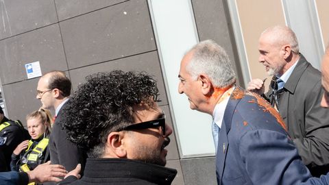 VIDEO ⟩ Relvarahu kritiseerinud Iraani kroonprints sai kaela sahmaka tomatimahla