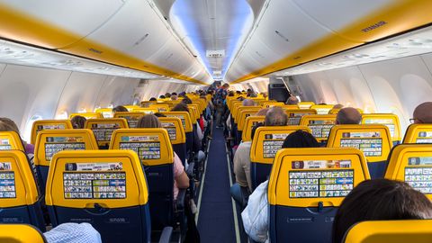 Reisijad jäid Ryanairi lennukisse enam kui kaheks tunniks lõksu: see oli nagu saunas
