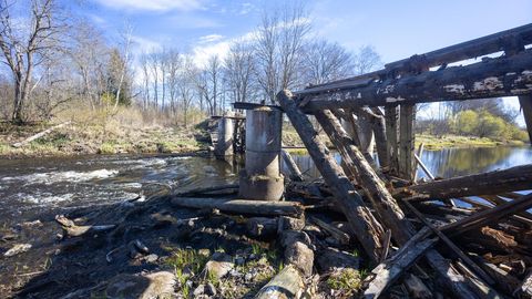 VIDEO ⟩ Paemurru palksild on kokku kukkunud, kohalikud loodavad jalakäijate sillale