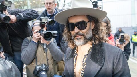 Russell Brand tunnistab, et magas 30-aastaselt 16-aastase tüdrukuga: ma ei arvestanud siis, kuidas see teistele mõjus