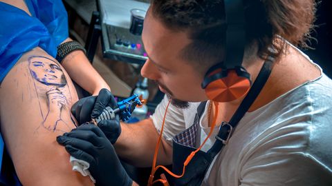 FOTOD ⟩ Mees tätoveeris naise näo ja keha solvanguid täis, õigussüsteem ohvrit kaitsta ei suutnud