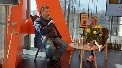 Mõrvas kahtlustatavana võeti kinni tuntud poetess. Nii juhtub Indrek Hargla romaanis