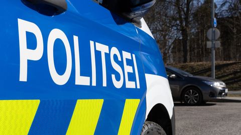 Paides sõitis auto kurvist välja, juht viidi haiglasse