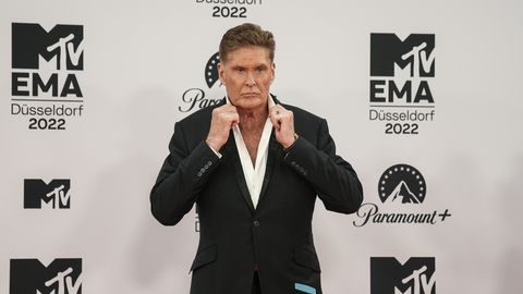 Operatsioonist taastuv David Hasselhoff kõndis jalutusraamiga. Esindaja sõnul on mehe enesetunne hea