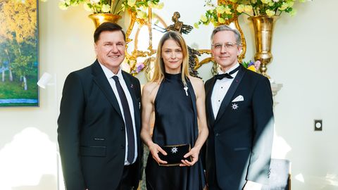 VÄÄRIKAS TUNNUSTUS ⟩ Barclay de Tolly sõprade klubi teenetemärgi pälvinud Carmen Kass: Eesti on alati olnud minu kodu ja tugi, ükskõik kus maailmas ma olen tegutsenud