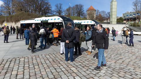 FOTOD ⟩ Pealinlastele näidati suvel liinile tulevaid uusi trollibusse
