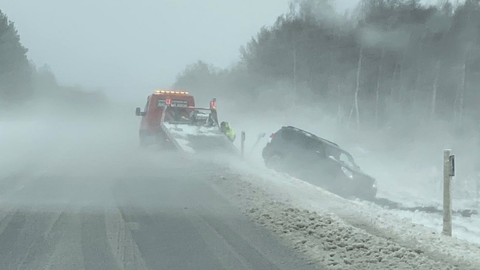 FOTOD ⟩ Ida-Virumaal sõitis mitu autot kraavi