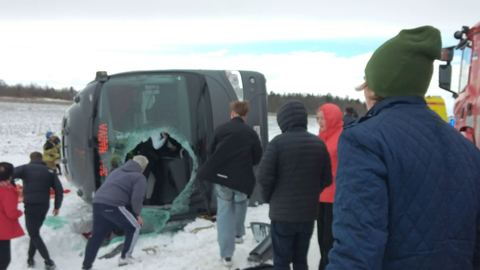 FOTO ⟩ Liiklusõnnetusse sattunud Lux Expressi bussis olnud reisija: me rippusime turvavööde küljes, sõna otseses mõttes õhus