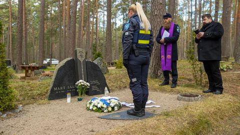 FOTOD ⟩ Kolleegid mälestasid 30 aastat tagasi tapetud politseinik Mart Laant