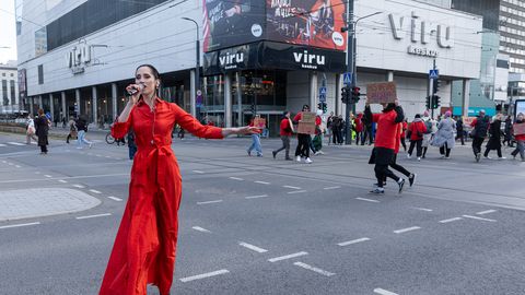 GALERII ⟩ Laulja Elina Nechayeva hullumeelne etteaste peatas liikluse