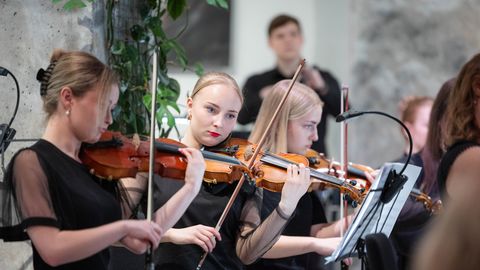 GALERII ⟩ Postimehe galeriis esines uhiuus eriline sümfooniaorkester