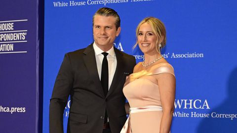 MAITSETU VALIK? ⟩ Trumpi kõmulise õhtusöögi moedraama: kas tähtsa külalise kaasa kandis üliodavat kleiti?