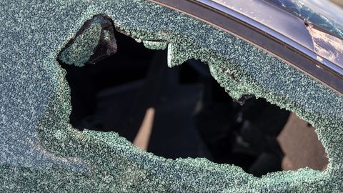 Päästjad lõhkusid autosse lukustatud imiku päästmiseks sõiduki akna