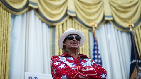 7000 dollarit tunnis: Hegseth ja Kid Rock sõitsid maksumaksja raha eest ringi ründehelikopteritega