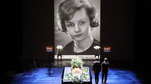 OTSEFOTOD ⟩ Hüvasti, Kessu! Ester Pajusoo saadetakse Draamateatrist viimsele teekonnale