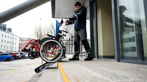 Liikumisraskustega inimesed pääsevad kodust välja trepironija abil
