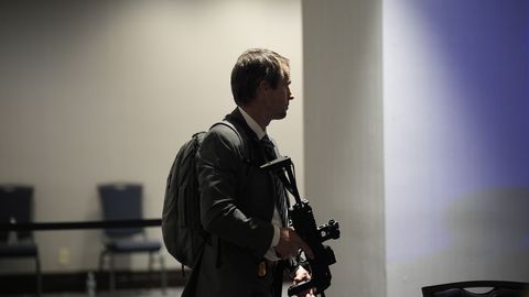 Valge Maja õhtusöögi tulistamine sünnitas tõelise internetistaari: kes on ülikonnas salapärane agent?