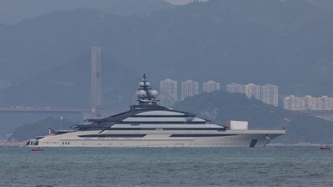 Putini liitlase superjaht seilas läbi Hormuzi väina