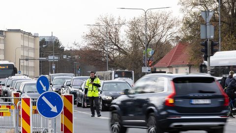 ÕHTUNE TIPPTUND ⟩ Liiklusreguleerijad suutsid Hipodroomi ristmikul suuremad ummikud ära hoida