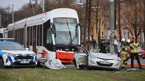 VIDEO ⟩ Koplis põrkasid kokku tramm ja sõiduauto