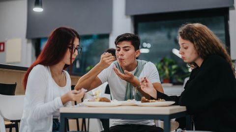 PARIMATELE PILETID ⟩ Koolitoitlustaja ja Von Krahli teater otsivad toidumüüdimurdjaid