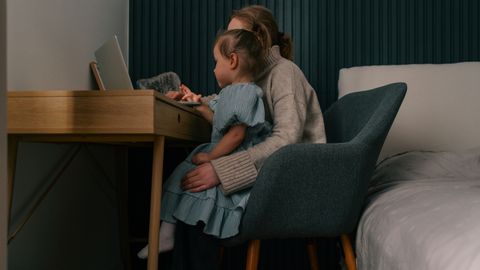 EMA PATUD ⟩ Onlyfansitar täitis klientide ebasündsaid soove oma 5-aastase tütre «abiga»