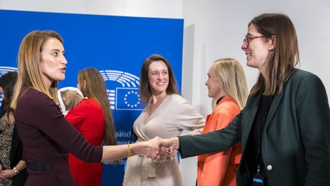 Haruldane üksmeel europarlamendis lubab värsketest emadest saadikutele suurt erandit