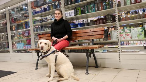 Pime naine: juhtkoer küll ei vali poes kaupasid ega loe hinnasilte ette, kuid aitab...