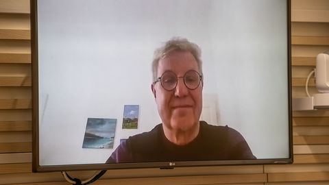 Kirjanike maja seinale ENSV lipu heiskamise eest trahvi saanud Jaak Valge tegi politseile taas üks-null