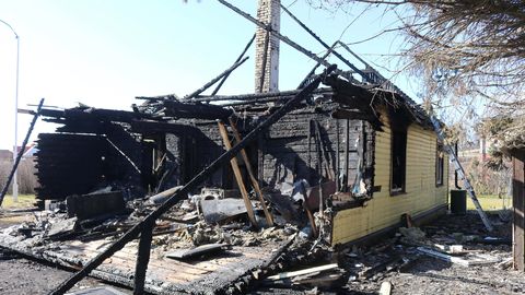 FOTOD ⟩ «Plahvatus lõi eest välisukse ja osa palkseinast.» Märtsis hävinud kodu sai alguse isetehtud seadmest