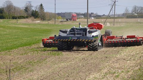 VIDEO ⟩ Säreveres nägi põllutöödel 350 000 eurot maksvat robotit