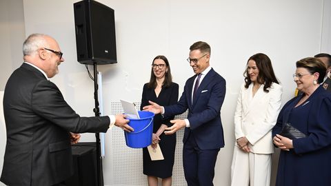 «Kes siis sinist ämbrit ei tahaks?» Alar Karis tegi Alexander Stubbile omapärase kingi