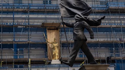 Waterloo väljakul postamendilt õhku astuv mees võib olla Banksy looming