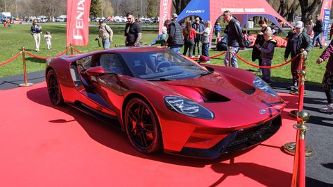 GALERII ⟩ Lauluväljakul möllab Ameerika autode festival – kiirus, stiil ja ainulaadsed masinad üheskoos