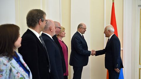 FOTOD ⟩ Parlamendirühm käis enne Armeenia presidendivalimisi presidendil külas