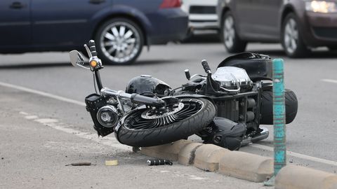 FOTOD ⟩ Pealinnas sattusid õnnetusse sõiduauto ja mootorratas, viimase juht toimetati haiglasse