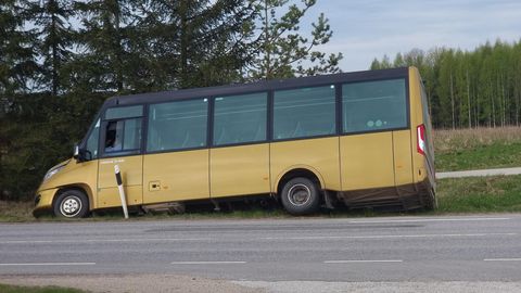 Buss sõitis maanteel kraavi