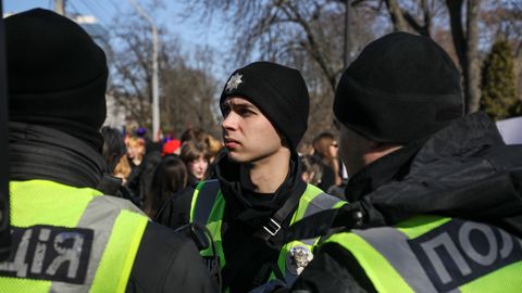 KAHTLUSTAVAD KORRUPTSIOONI ⟩ Ukraina politsei tegi tosinaid reide armeesse värbamise ametnike asjus